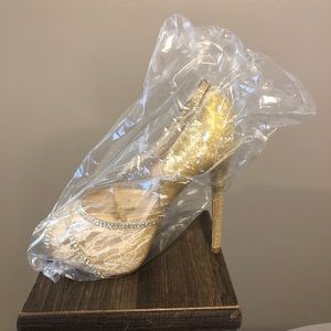 Gorgeous gold dress shoe! Good for formal outings!